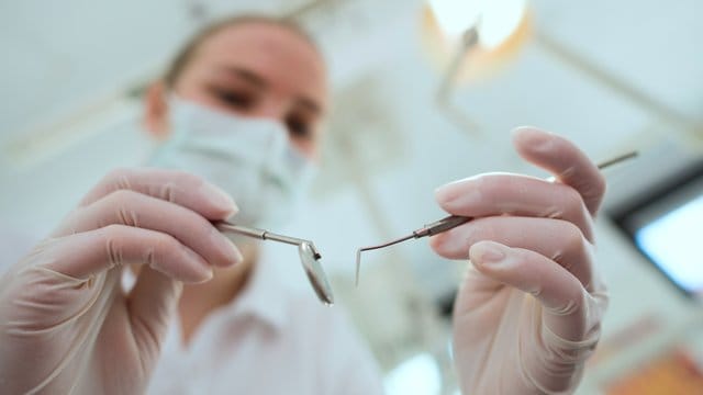Lassen sich Patienten im Ausland behandeln, sollten sie zunächst einen Heil- und Kostenplan anfordern. Lassen sich Patienten im Ausland behandeln, sollten sie zunächst einen Heil- und Kostenplan anfordern.