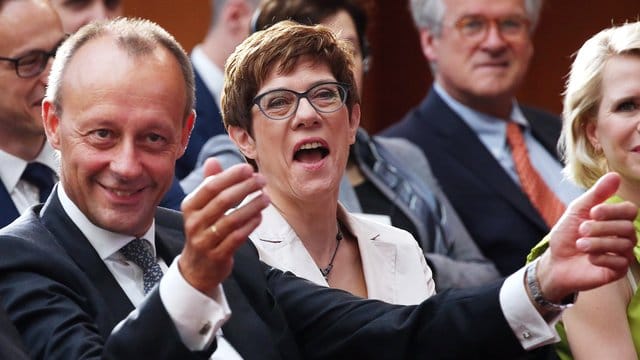 Friedrich Merz, Vizepräsident des Wirtschaftsrates der CDU, und CDU-Chefin Annegret Kramp-Karrenbauer bei der Deutsch-Amerikanischen Konferenz der Atlantik-Brücke in Berlin.