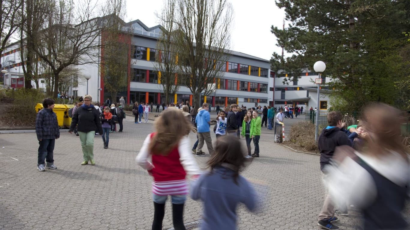 Kinder spielen auf dem Schulhof: Im Saarland liegt ein 12-Jähriger nach einem Unglück im Koma. (Symbolbild)