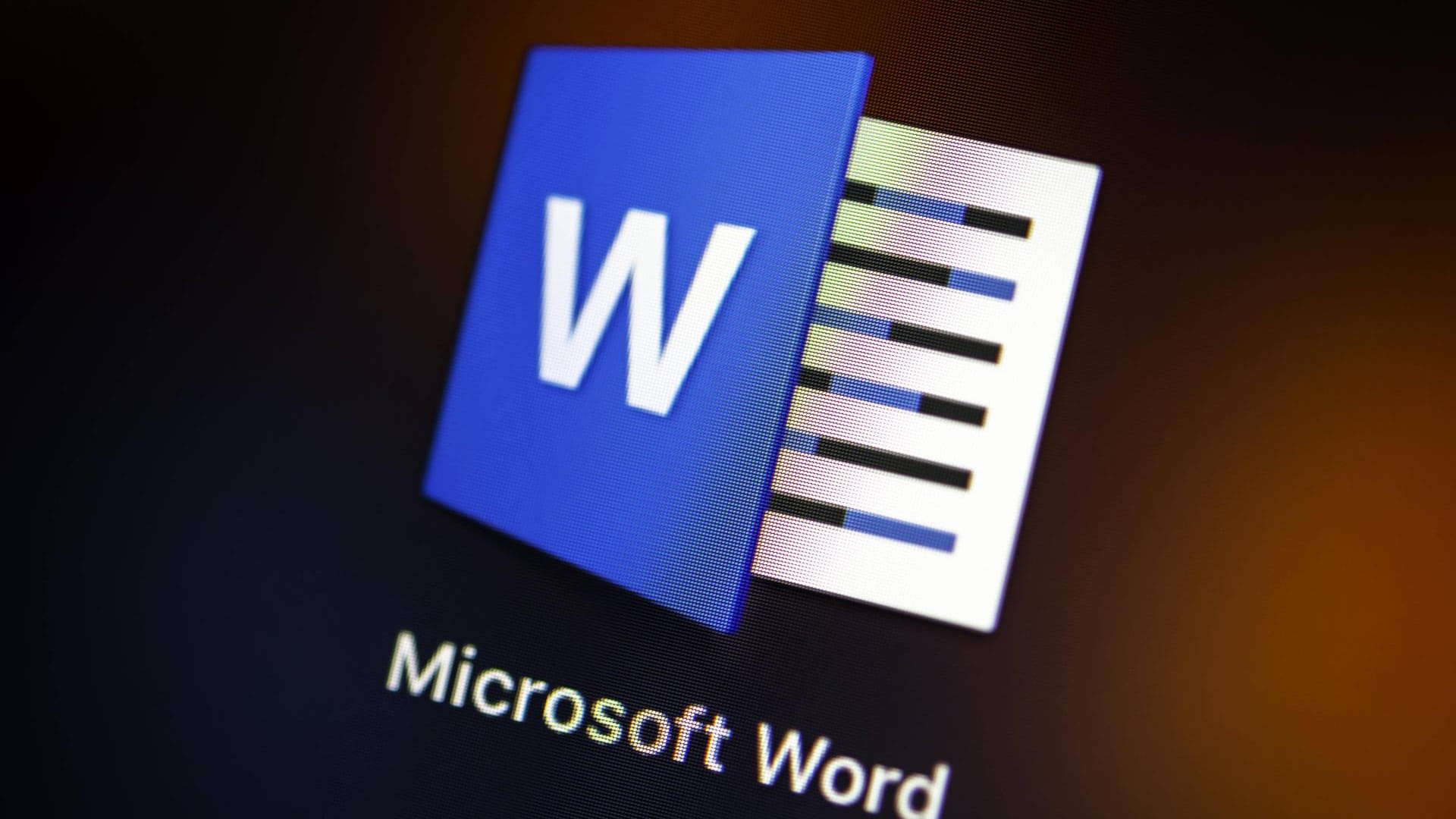 Das Symbol von Microsoft Word ist auf einem Bildschirm zu sehen: Im Office-Paket gibt es eine Sicherheitslücke.