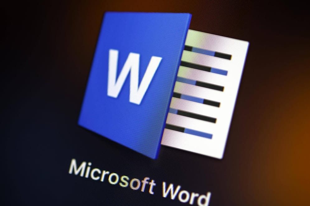 Das Symbol von Microsoft Word ist auf einem Bildschirm zu sehen: Im Office-Paket gibt es eine Sicherheitslücke.
