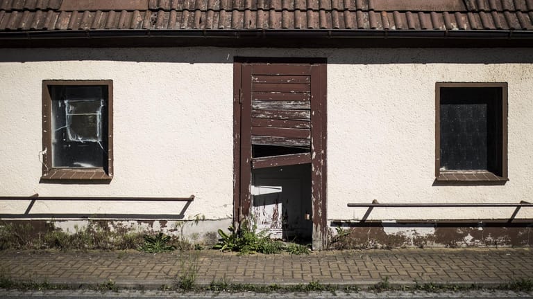 Ein verlassenes Haus in Sachsen: Die Einwohnerzahlen in Ost- und Westdeutschland gehen immer mehr auseinander. (Symbolbild)