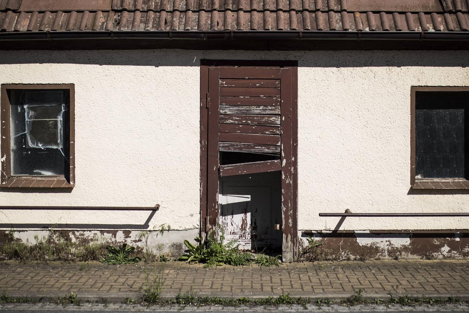 Ein verlassenes Haus in Sachsen: Die Einwohnerzahlen in Ost- und Westdeutschland gehen immer mehr auseinander. (Symbolbild)