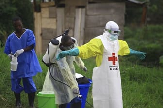 In Beni im Kongo reinigen sich Helfer nach der Arbeit in einem Ebola-Behandlungszentrum.