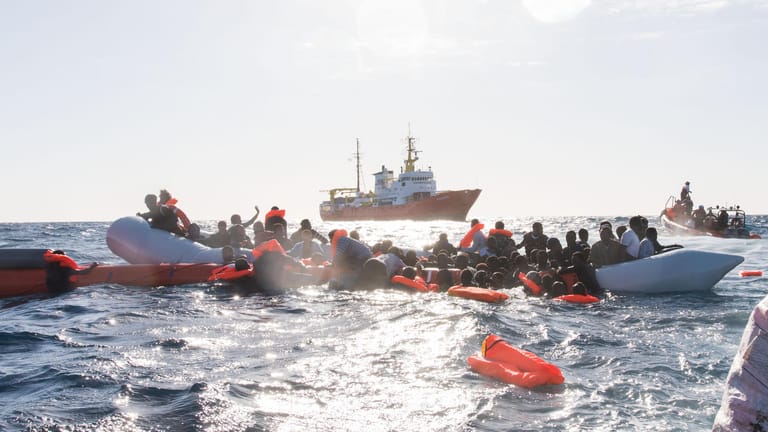 Rettungsaktion für schiffbrüchige Migranten vor der libyschen Küste: Italien macht Hilfsorganisationen die Arbeit schwer.