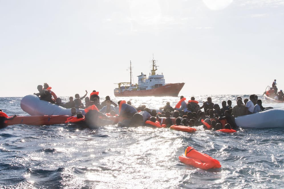 Rettungsaktion für schiffbrüchige Migranten vor der libyschen Küste: Italien macht Hilfsorganisationen die Arbeit schwer.
