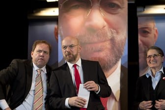 Axel Krauße (l-r), Sebastian Schäfer und Gundi-Anna Schick brillieren in "Die Schulz-Story".