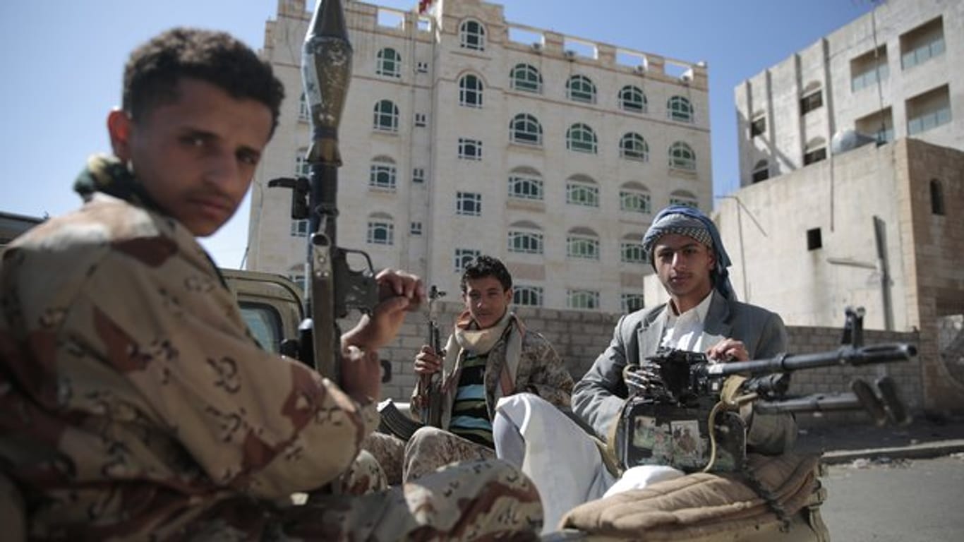 Bewaffnete jemenitische Huthi-Rebellen, die vom Iran unterstützt werden, sitzen auf der Ladefläche eines Transporters in Al-Hudaida.