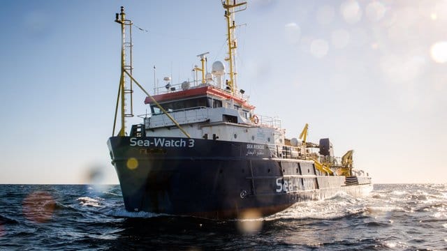 Die Helfer von Sea-Watch wollen sich von dem italienischen Dekret nicht abschrecken lassen und sind derzeit wieder mit der "Sea-Watch 3" im Einsatzgebiet vor Libyen. Die Helfer von Sea-Watch wollen sich von dem italienischen Dekret nicht abschrecken lassen und sind derzeit wieder mit der "Sea-Watch 3" im Einsatzgebiet vor Libyen.