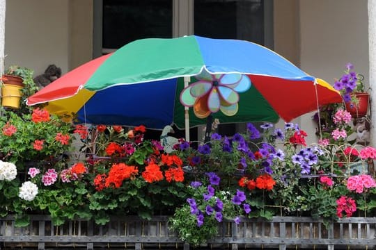 Zieht Sturm auf, müssen Blumenkästen und andere Gegenstände auf dem Balkon gut gesichert sein.