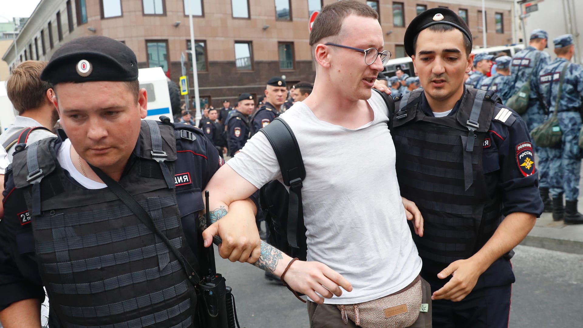Festnahmen bei den Protesten wegen des Falls Golunow: Polizisten führen einen Demonstranten ab. Beobachter berichteten von Hunderten abgeführten Demonstranten. Festnahmen bei den Protesten wegen des Falls Golunow: Polizisten führen einen Demonstranten ab. Beobachter berichteten von Hunderten abgeführten Demonstranten.