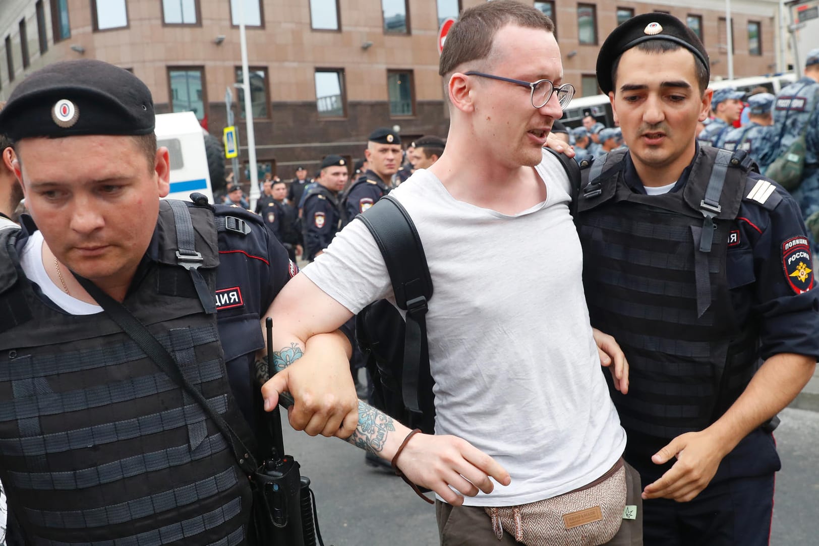 Festnahmen bei den Protesten wegen des Falls Golunow: Polizisten führen einen Demonstranten ab. Beobachter berichteten von Hunderten abgeführten Demonstranten.