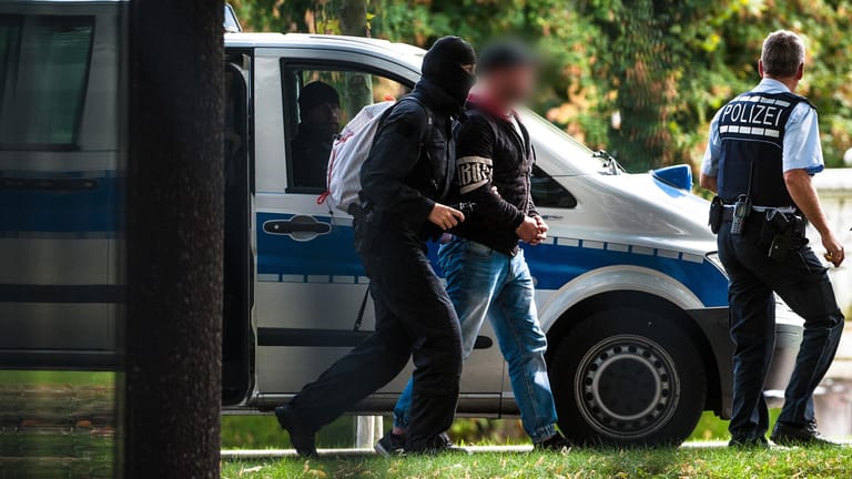 Karlsruhe: Mutmaßliche Rechtsterroristen, die in Bayern und Sachsen festgenommen wurden, erreichen den Bundesgerichtshof und werden von Polizisten abgeführt. Sie sollen die rechtsterroristische Vereinigung "Revolution Chemnitz" gegründet haben.