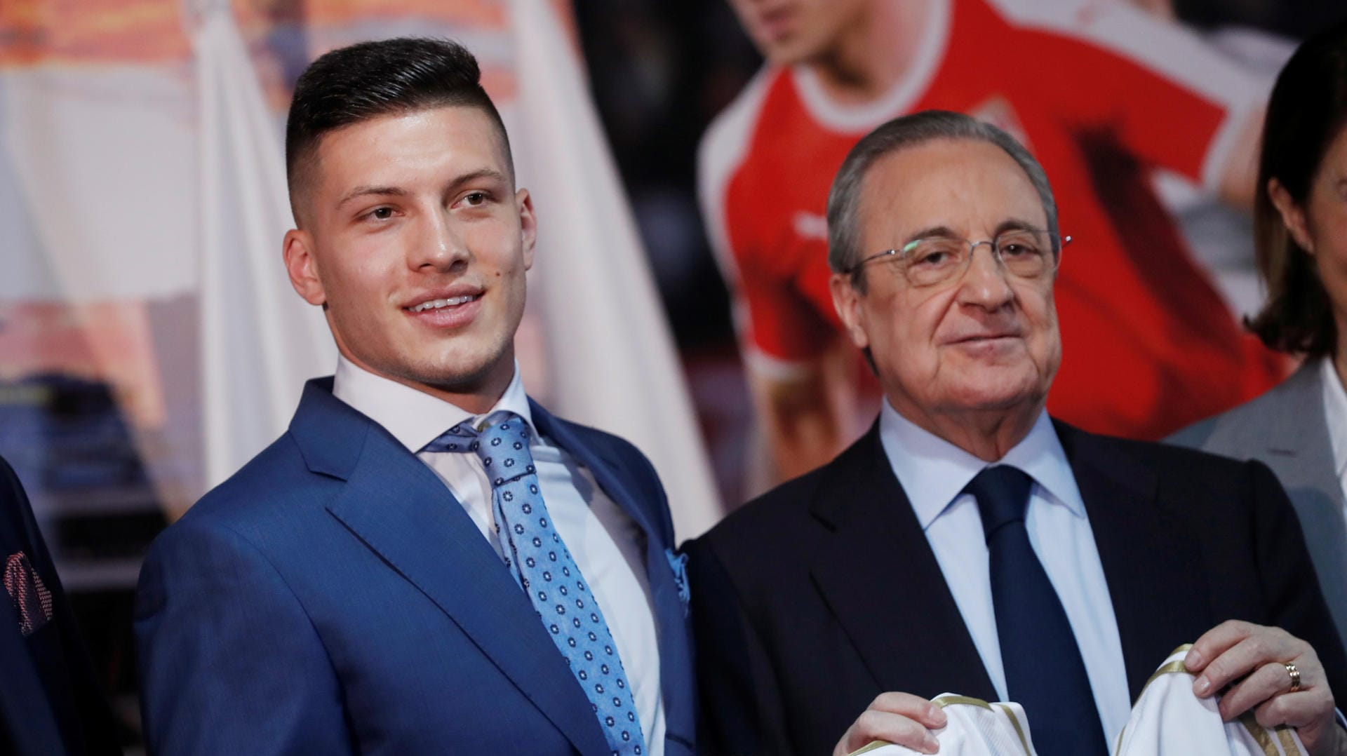 Luka Jovic (l.) mit Real-Präsident Florentino Perez: Der Stürmer wurde am Mittwoch vorgestellt.