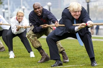 Reißt sich um den Posten des britischen Premiers: Boris Johnson beim Tauziehen mit Armeeangehörigen in London.