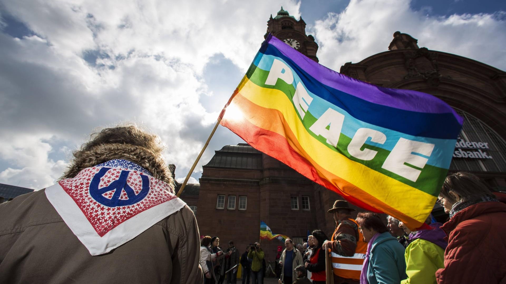 Eine Frau demonstriert für Frieden: Der Global Peace Index berichtet von mehr Frieden in der Welt. (Symbolbild) Eine Frau demonstriert für Frieden: Der Global Peace Index berichtet von mehr Frieden in der Welt. (Symbolbild)