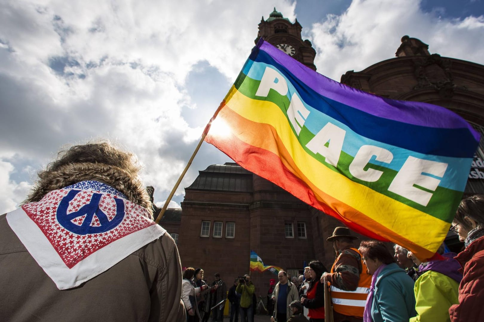 Eine Frau demonstriert für Frieden: Der Global Peace Index berichtet von mehr Frieden in der Welt. (Symbolbild)