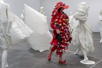 Das Kunstwerk "Life Dress" (2018) von Alicia Framis auf der Art Basel.