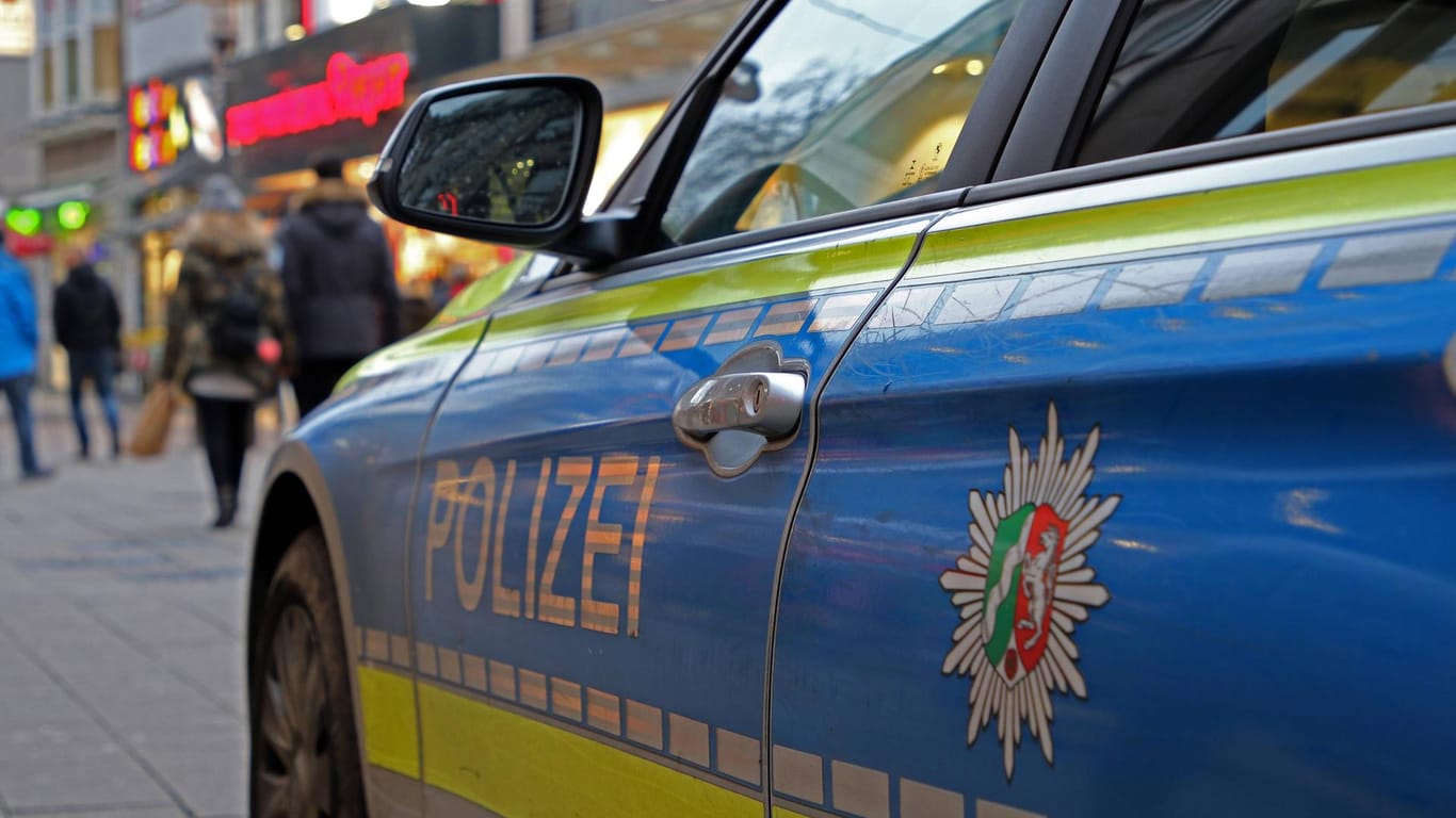 Ein Polizeiauto in der Essener Innenstadt: Ein jugendliches Räubertrio sorgte dort für Aufregung.