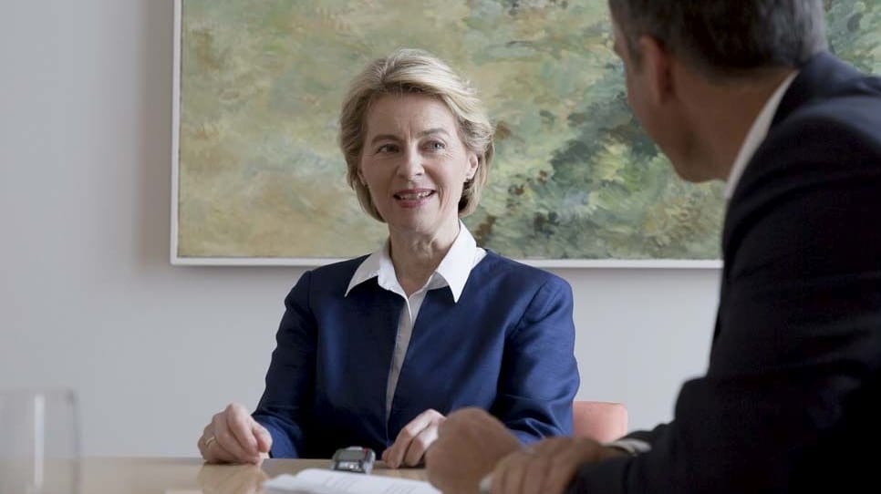 Ursula von der Leyen im t-online.de-Interview: Die Ministerin ist überzeugt, dass die Digitalisierung in der Bundesregierung, aber auch in jedem Unternehmen in Deutschland, von oben durchgesetzt werden muss.