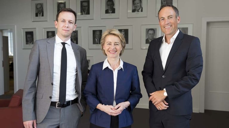 Ministerin von der Leyen mit den t-online.de-Redakteuren Jonas Mueller-Toewe und Florian Harms.
