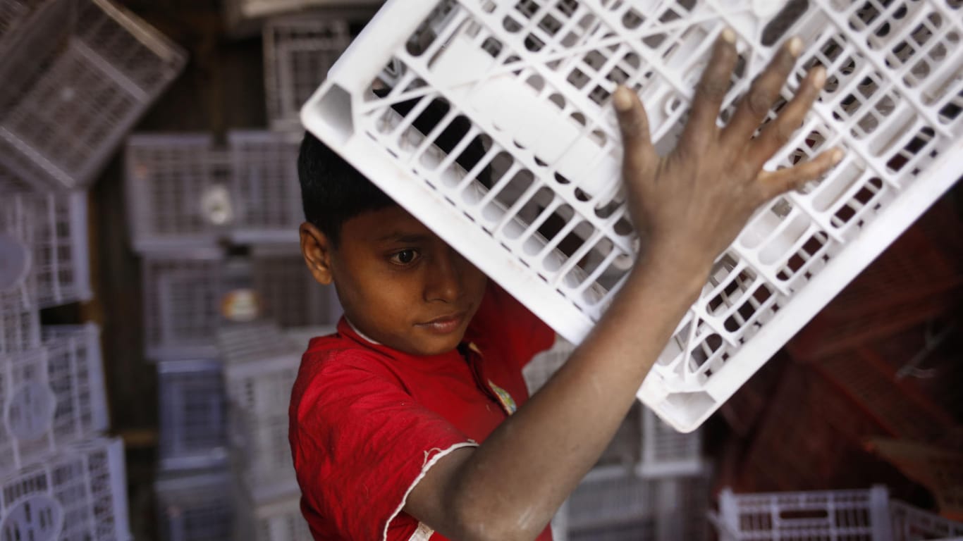 Ein zehnjähriger Junge arbeitet in einer Fabrik in Bangladesch: In vielen Ländern gehen Kinder arbeiten, um ihre Familie finanziell zu unterstützen.