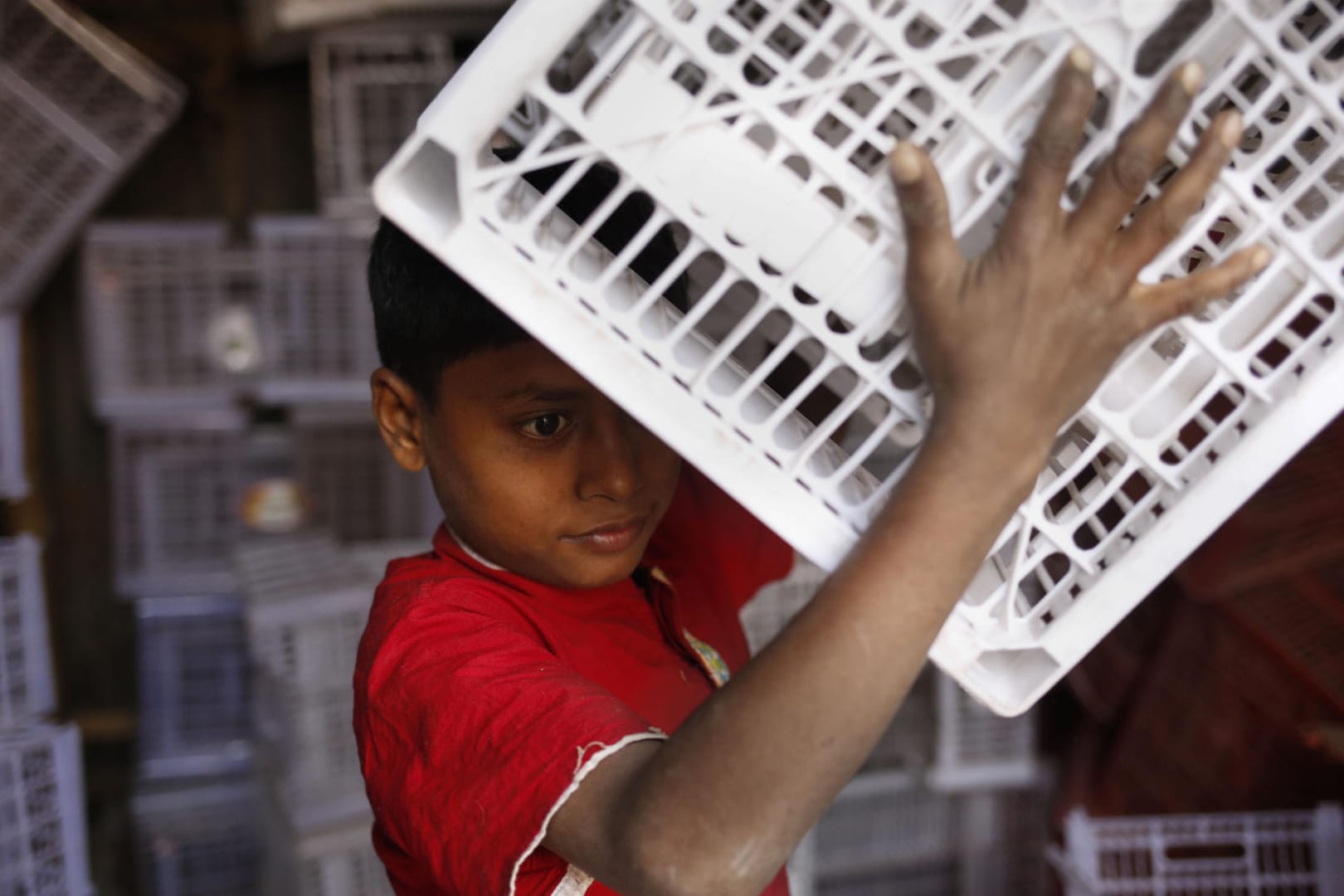 Ein zehnjähriger Junge arbeitet in einer Fabrik in Bangladesch: In vielen Ländern gehen Kinder arbeiten, um ihre Familie finanziell zu unterstützen.