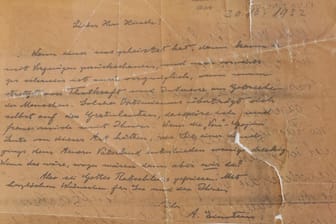 Der vermeintliche Brief von Albert Einstein: Die Jüdische Gemeinde München hatte den Brief im Jahr 2018 im Archiv zwischen alten Zeitungen gefunden.