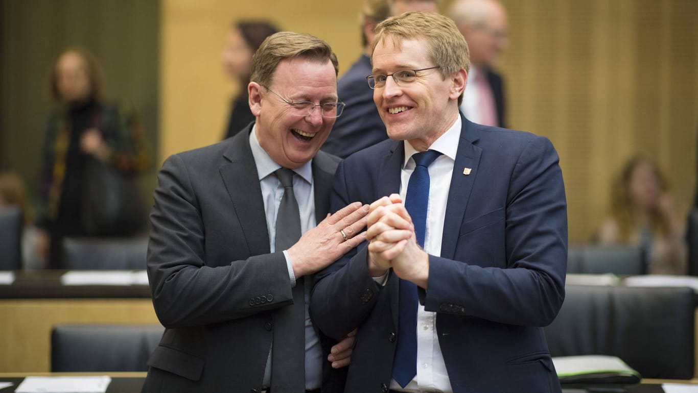 Thüringens Ministerpräsident Bodo Ramelow (Die Linke) und Schleswig-Holsteins Ministerpräsident Daniel Günther (CDU) sind Sitznachbarn im Bundesrat. Beide Politiker verstehen sich gut.