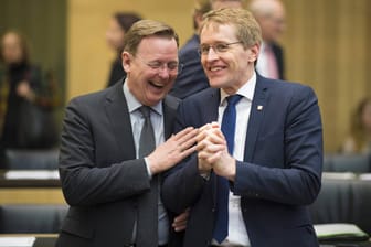 Thüringens Ministerpräsident Bodo Ramelow (Die Linke) und Schleswig-Holsteins Ministerpräsident Daniel Günther (CDU) sind Sitznachbarn im Bundesrat. Beide Politiker verstehen sich gut.