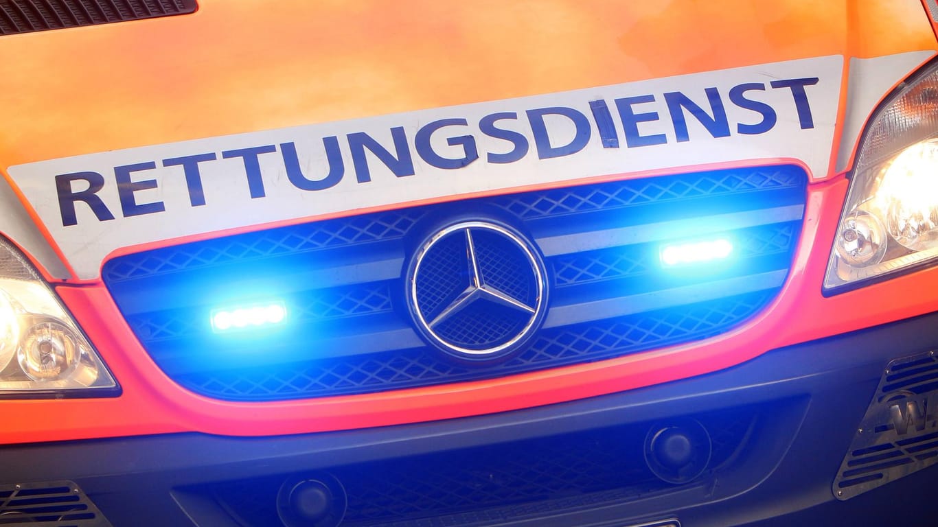 Ein Rettungswagen mit Blaulicht: In Wuppertal ist ein Kind nach einem Fenstersturz gestorben.
