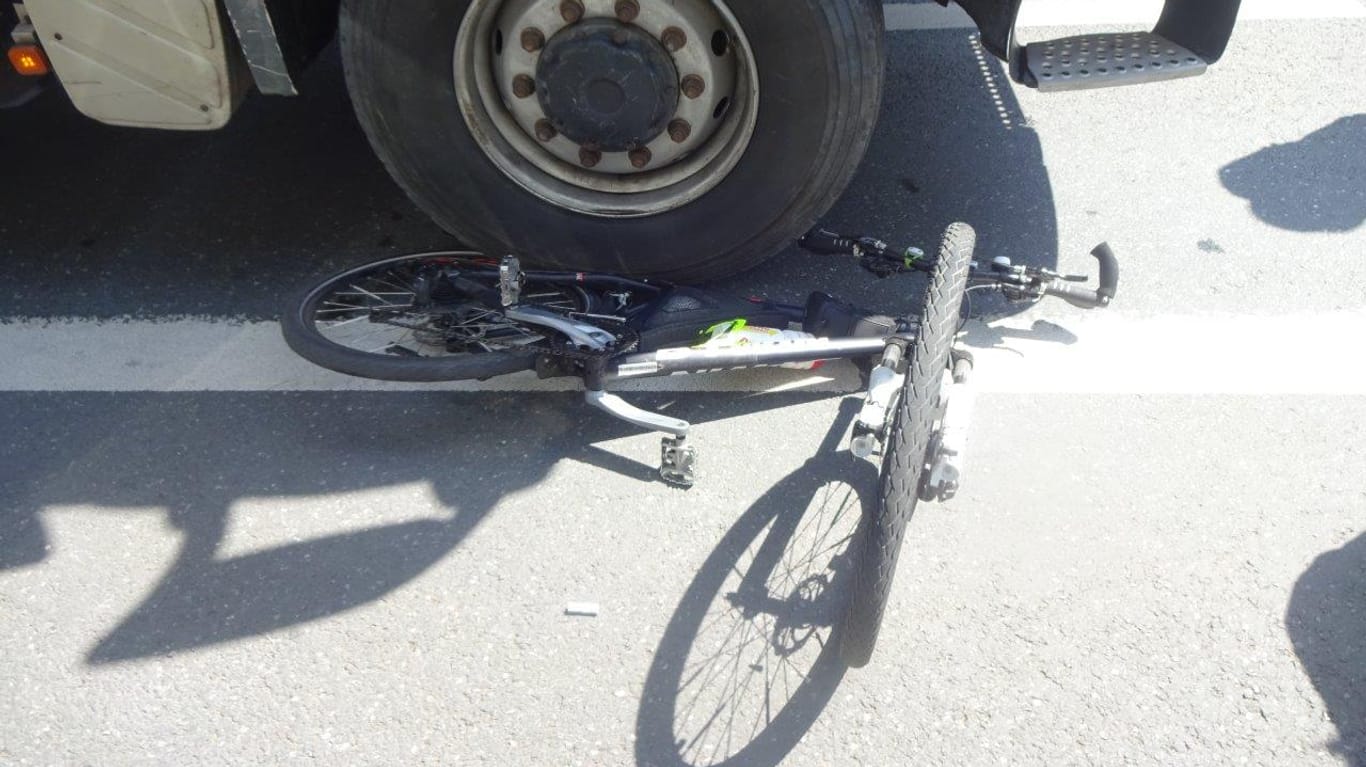 Das Mountainbike unter einem Lkw: Ein Radfahrer hatte bei einem Unfall offenbar einen Schutzengel.