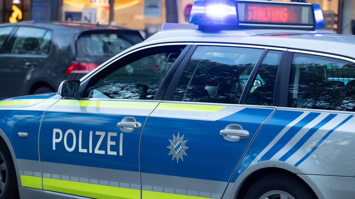 Polizeiwagen der bayrischen Polizei: Zwei Jugendliche haben in Würzburg unerlaubt ein Auto gefahren. (Symbolbild)