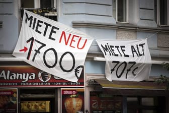 Proteste gegen Mieterhöhungen in Berlin: Die Vermieter sollen in den nächsten fünf Jahren nicht die Mieten anheben dürfen.