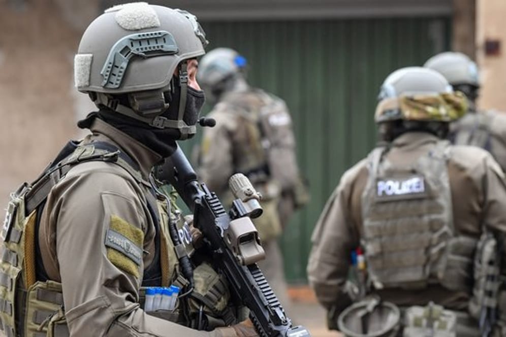 Ehemalige und ein aktiver SEK-Beamter sind in Mecklenburg-Vorpommern verhaftet worden.