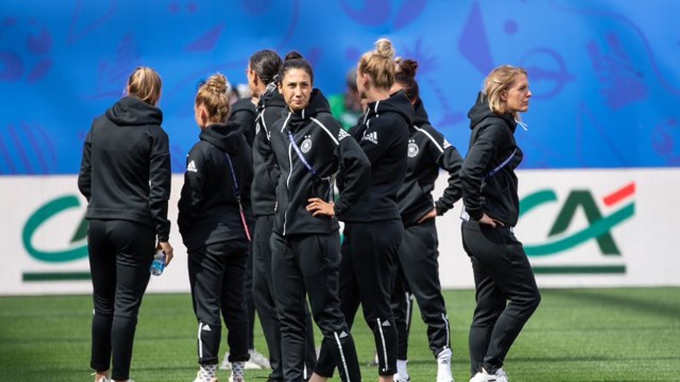 Die Spielerinnen der deutschen Nationalmannschaft besichtigen vor dem Spiel gegen Spanien den Platz.