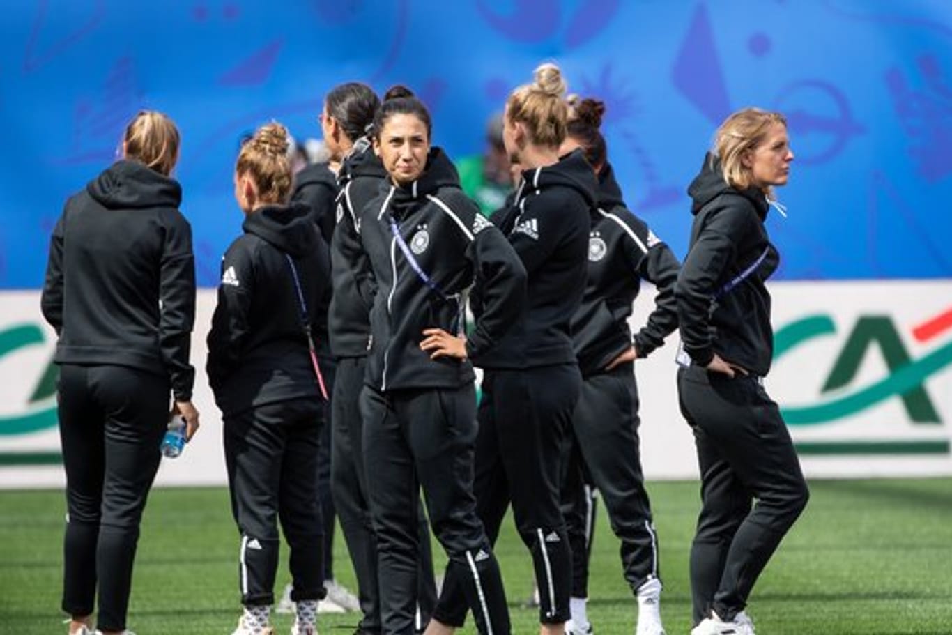 Die Spielerinnen der deutschen Nationalmannschaft besichtigen vor dem Spiel gegen Spanien den Platz.