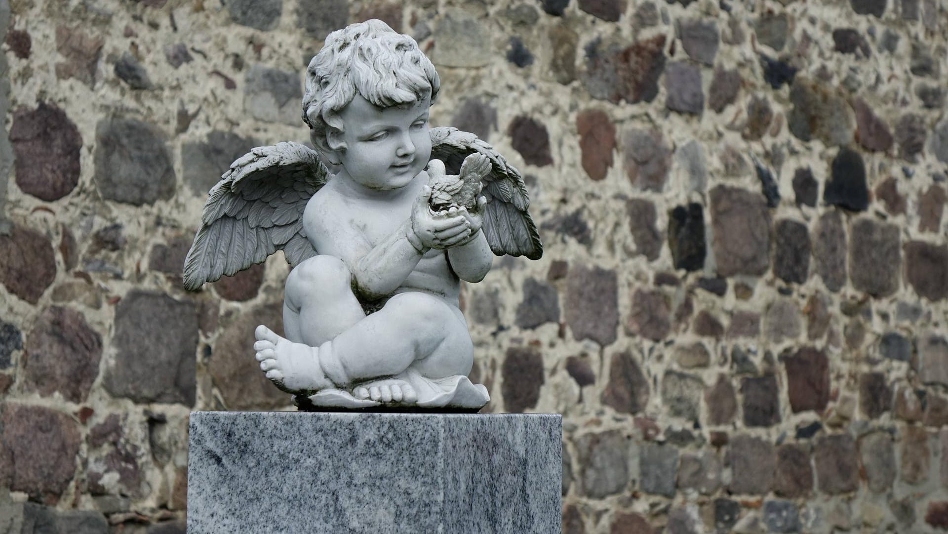 Eine Engelfigur auf einem Friedhof: In Brandenburg wurde ein Mann tot aufgefunden. (Symbolbild)