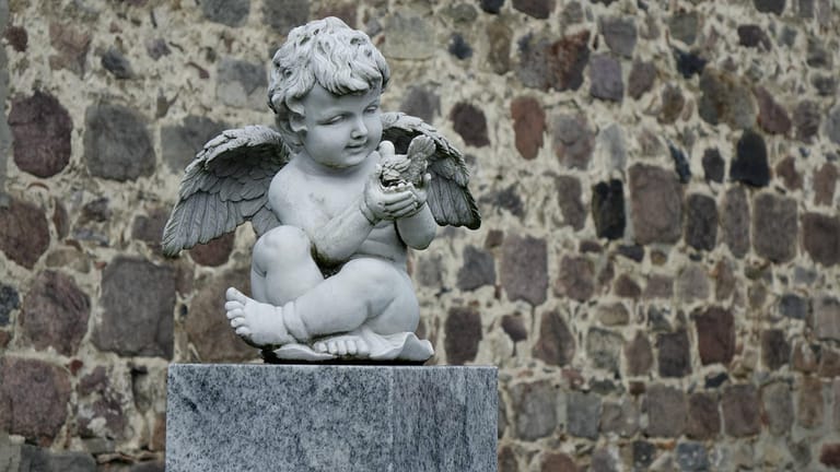 Eine Engelfigur auf einem Friedhof: In Brandenburg wurde ein Mann tot aufgefunden. (Symbolbild)