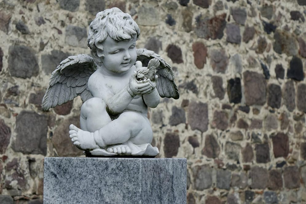 Eine Engelfigur auf einem Friedhof: In Brandenburg wurde ein Mann tot aufgefunden. (Symbolbild)