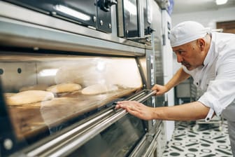 Bäcker backt Brot in einem Ofen: Kronenbrot hatte 2016 schon einmal einen Insolvenzantrag stellen müssen (Symbolbild).