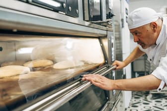 Bäcker backt Brot in einem Ofen: Kronenbrot hatte 2016 schon einmal einen Insolvenzantrag stellen müssen (Symbolbild).