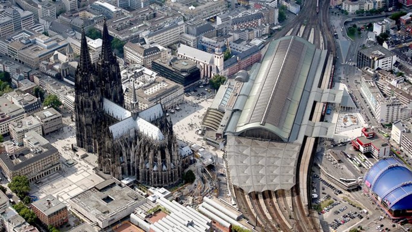 Der Dom und der Hauptbahnhof fotografiert aus der Luft. (Symbolbild): Zehn junge Männer wurden hier irrtürmlich wegen Terrorverdachts festgenommen.