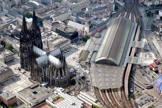 Der Dom und der Hauptbahnhof fotografiert aus der Luft. (Symbolbild): Zehn junge Männer wurden hier irrtürmlich wegen Terrorverdachts festgenommen.