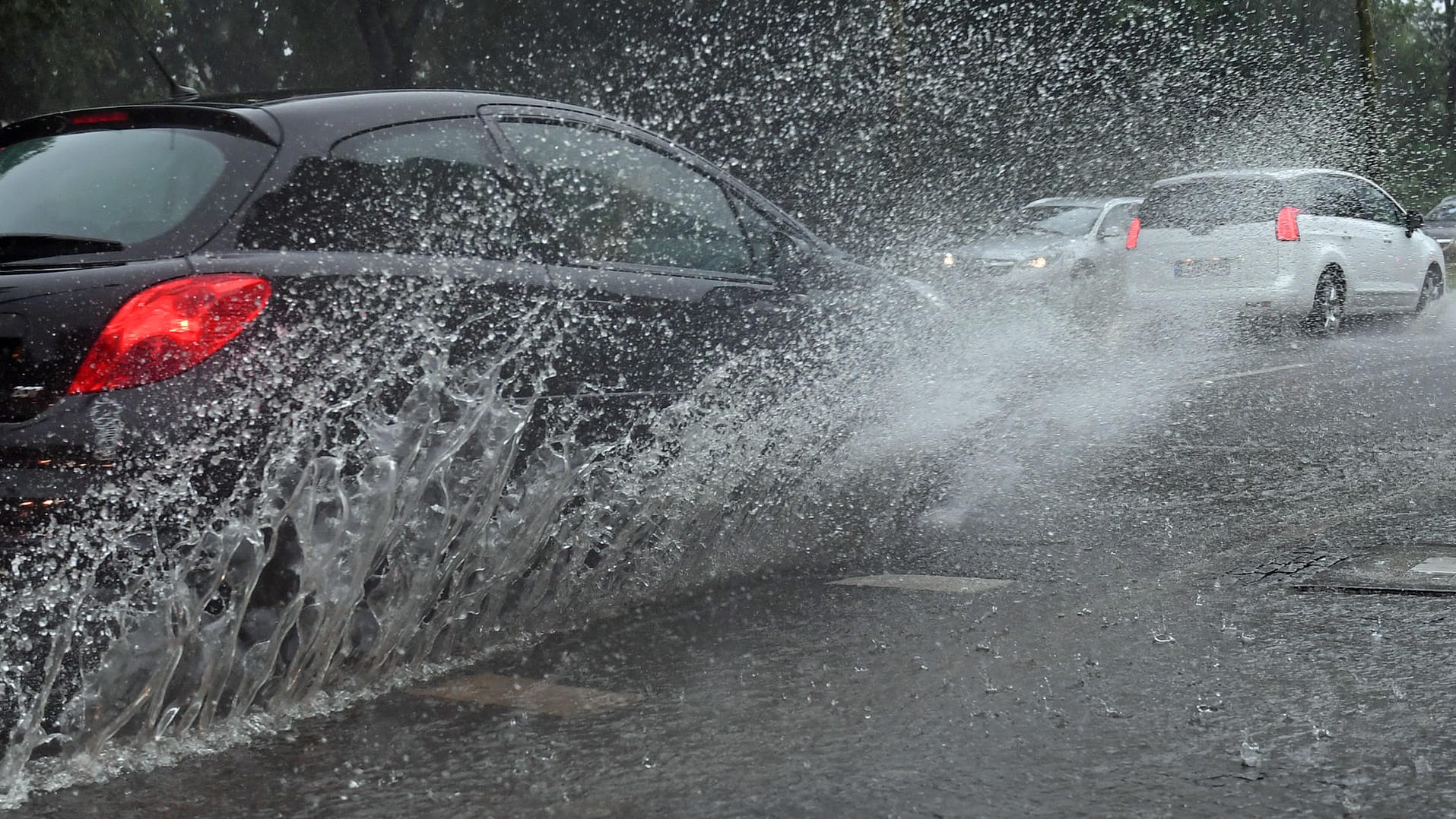 Große Wasserlachen bilden sich auf den Straßen während heftiger Regenfälle in Leipzig. Am Nachmittag ist ein Gewitter über die Messestadt hinweggezogen. Große Wasserlachen bilden sich auf den Straßen während heftiger Regenfälle in Leipzig. Am Nachmittag ist ein Gewitter über die Messestadt hinweggezogen.