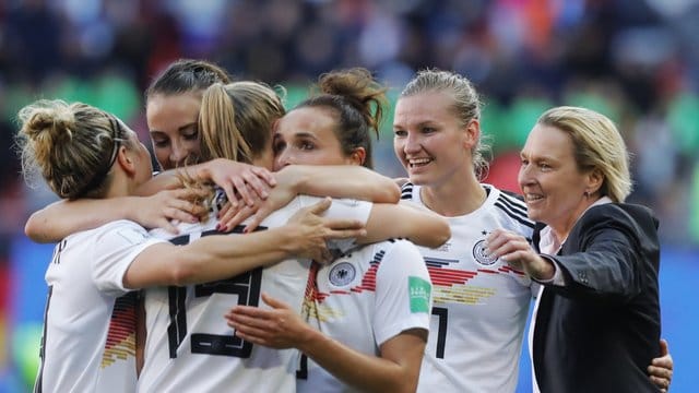 Cheftcoach Martina Voss-Tecklenburg (r) feiert mit den Spielerinnen den Sieg über Spanien. Cheftcoach Martina Voss-Tecklenburg (r) feiert mit den Spielerinnen den Sieg über Spanien.