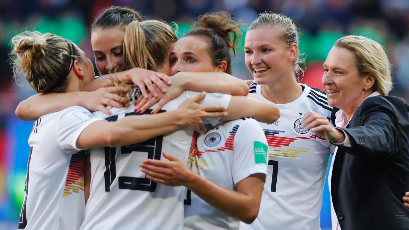 Erleichtert: Die DFB-Frauen um Cheftrainerin Martina Voss-Tecklenburg (r.) nach dem Sieg gegen Spanien.