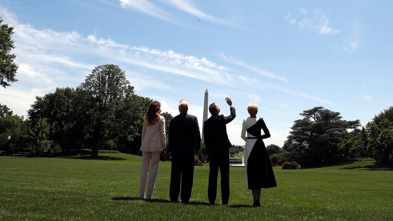Donald und Melania Trump, Andrzej Duda und seine Frau Agata Kornhauser-Duda schauen in den Himmel, während ein Kampfjet das weiße Haus überfliegt.