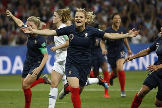 Frankreichs Eugenie Le Sommer feiert das Tor zum 2:1 gegen Norwegen durch einem Elfmeter.
