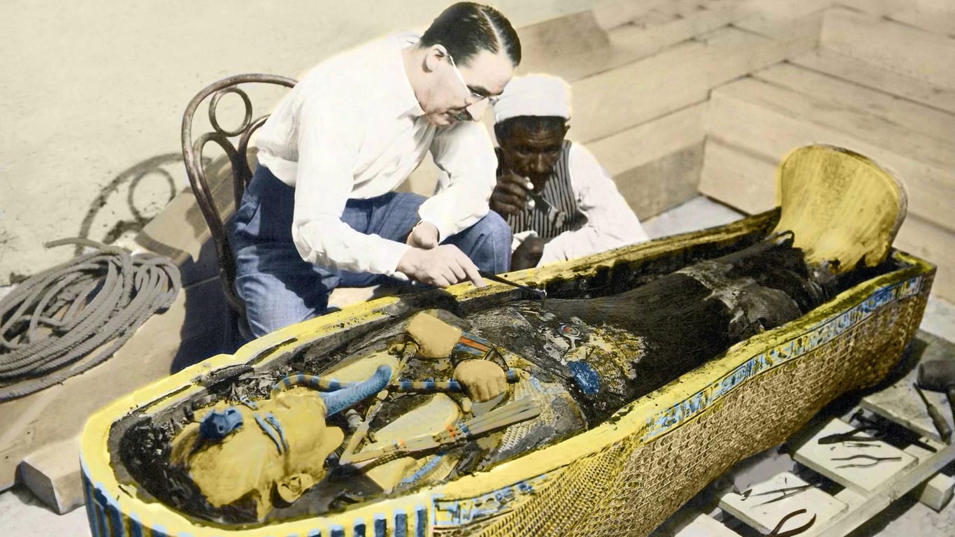 Howard Carter mit der Mumie Tutanchamuns.